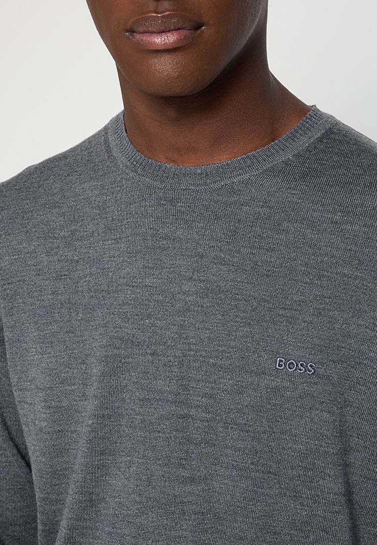 Maglione grigio lavorato a maglia con scollatura a girocollo, caratterizzato da un sottile logo "BOSS" ricamato in blu scuro sull'area sinistra del petto.