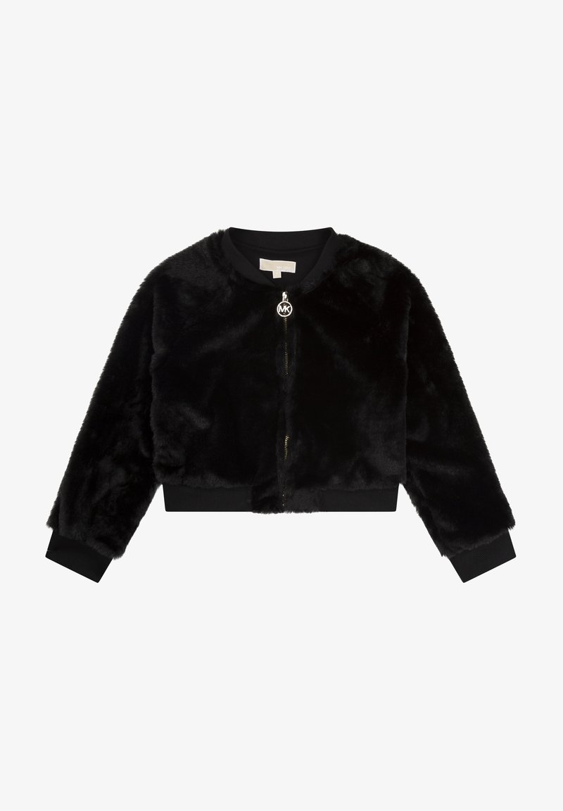 Svart kort jacka i syntetpäls med långa ärmar, ribbade muddar och fåll samt en frontdragkedja med en rund MK-logotyp som drag.