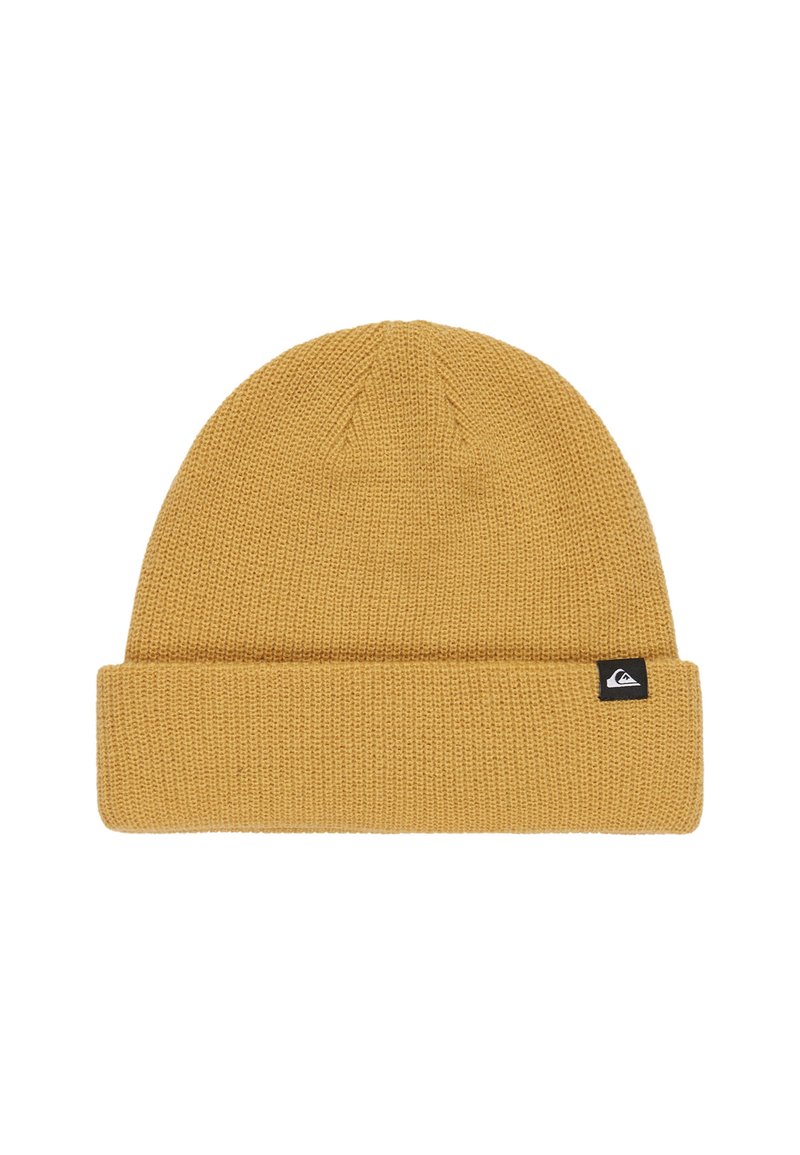 Mosterdgele gebreide beanie met omgeslagen rand en klein zwart logo-label aan de zijkant tegen een witte achtergrond.