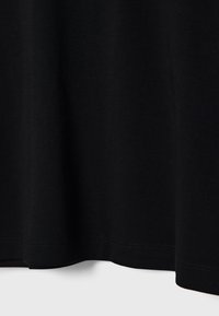 Enostavna črna majica iz gladkega materiala, s krožnim ovratnikom, kratkimi rokavi in lepo postopanim robom na dnu.