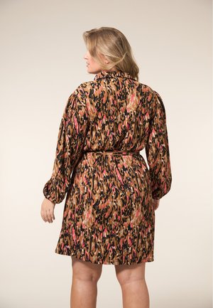 Patroon jurk met een bruin, zwart en roze abstract ontwerp, lange mouwen met gathered cuffs, en een tailleband voor vorm.