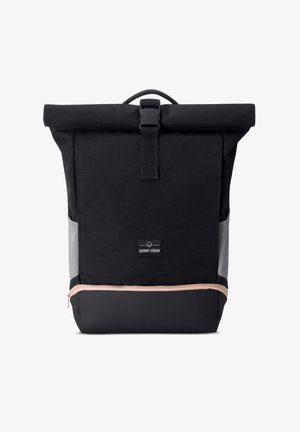 Zwarte roll-top rugzak met een handvat aan de bovenkant, grijze zijpanelen en een roségouden ritsaccent aan de onderkant. Voorzien van een logo-label aan de voorkant.