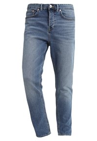 Pantalones vaqueros azules de mezclilla con un diseño de corte ajustado, cintura de altura media, cinco bolsillos y un sutil desgaste. Cierre clásico con botón y cremallera.