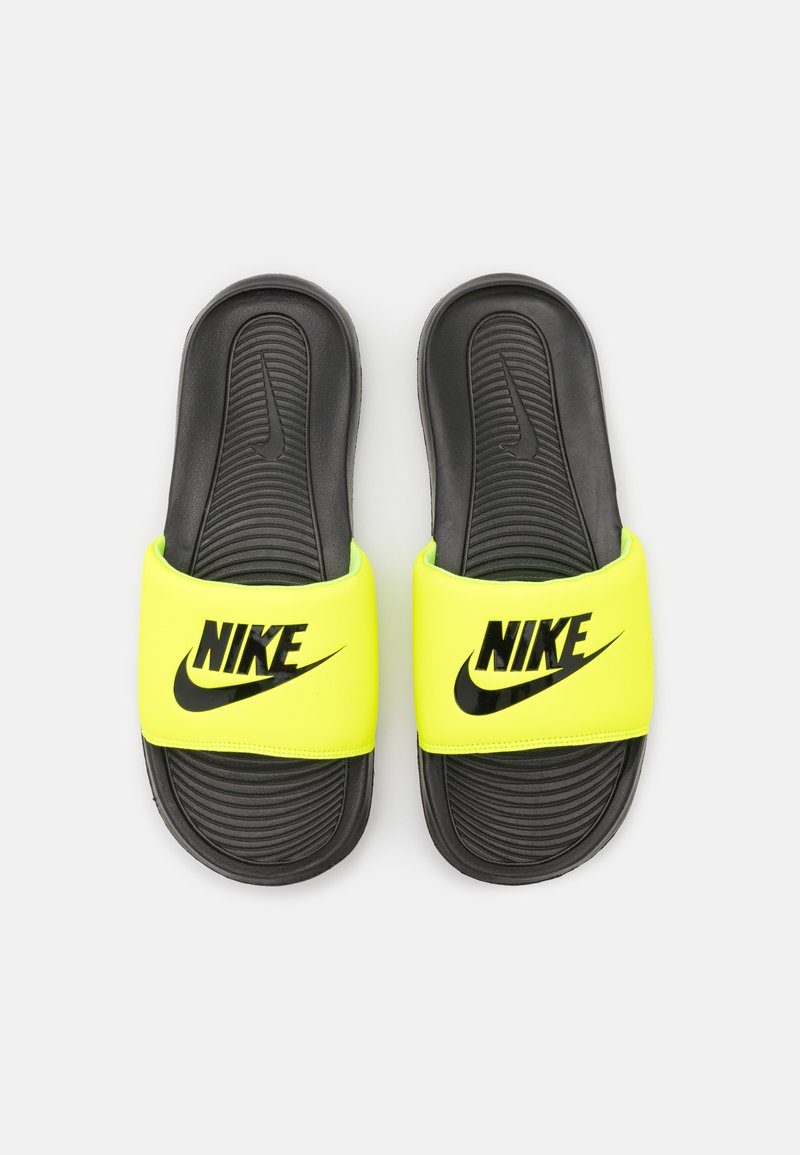 Infradito Nike neri con dettagli giallo neon, dotati di una soletta testurizzata, una fascia larga con il logo e una suola in gomma liscia.