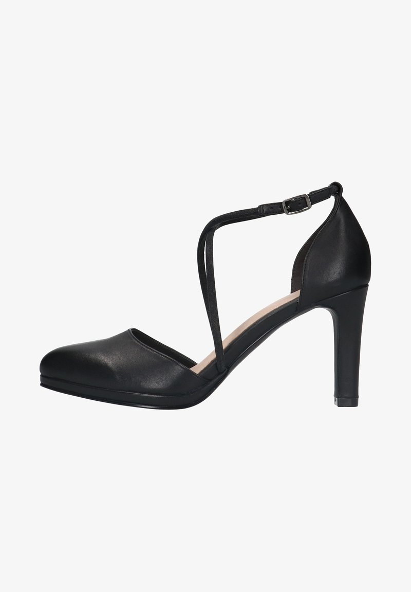 Zwarte leren hoge hakken met een open teen, met een kruisbandontwerp en een verstelbare enkelband. Gladde textuur, taps toelopende vorm.