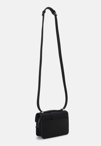 Borsa a tracolla nera con texture liscia, forma rettangolare, chiusura con zip e tracolla regolabile. Presenta un design minimale e dettagli di cucitura sottili.