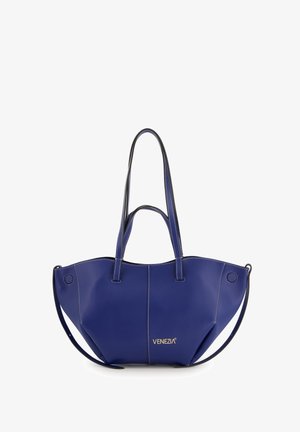 Navyblauwe leren draagtas met gestikte details, dubbele handvaten en een enkele schouderband. Voorzien van een gouden logo aan de voorkant.