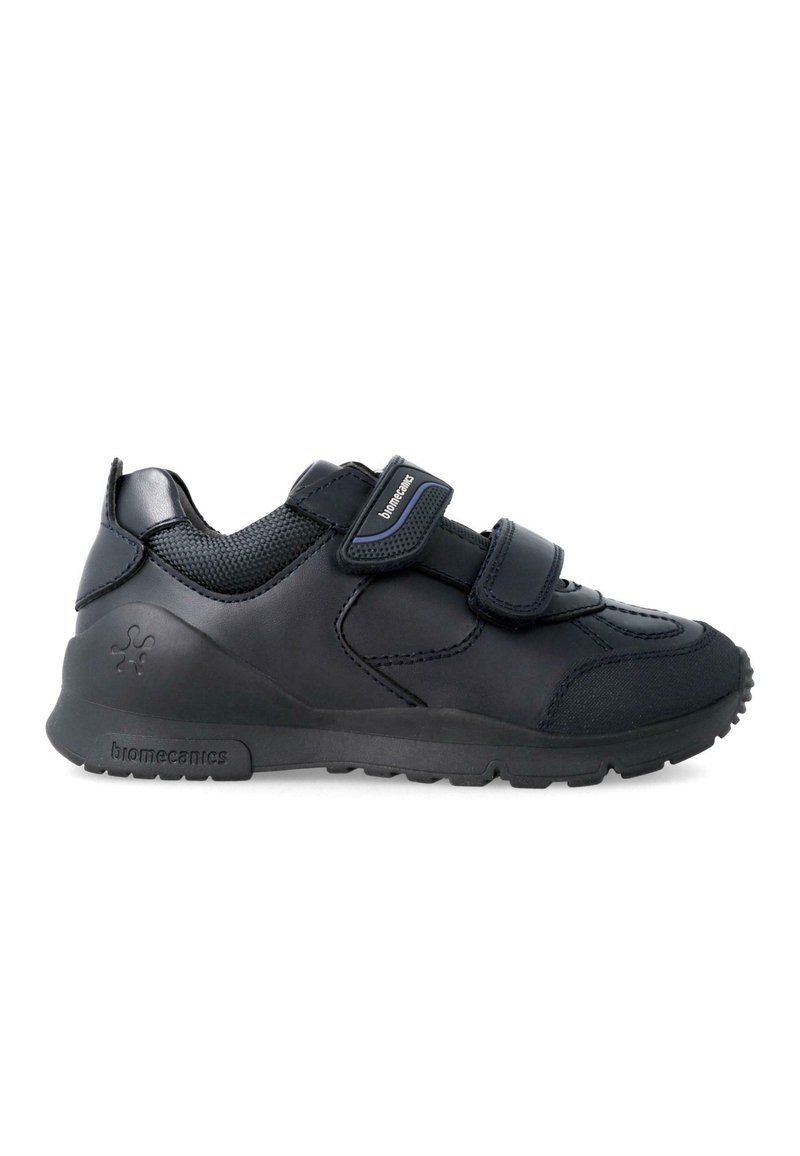 Scarpe da ginnastica nere con tomaia in pelle liscia, pannelli in rete, doppie cinghie in velcro e suola in gomma texturizzata per una migliore aderenza.