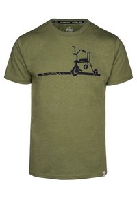 Olijfgroen katoenen t-shirt met een donkerblauwe graphic van een driewieler en een gestileerde weg. Korte mouwen en een ronde hals.
