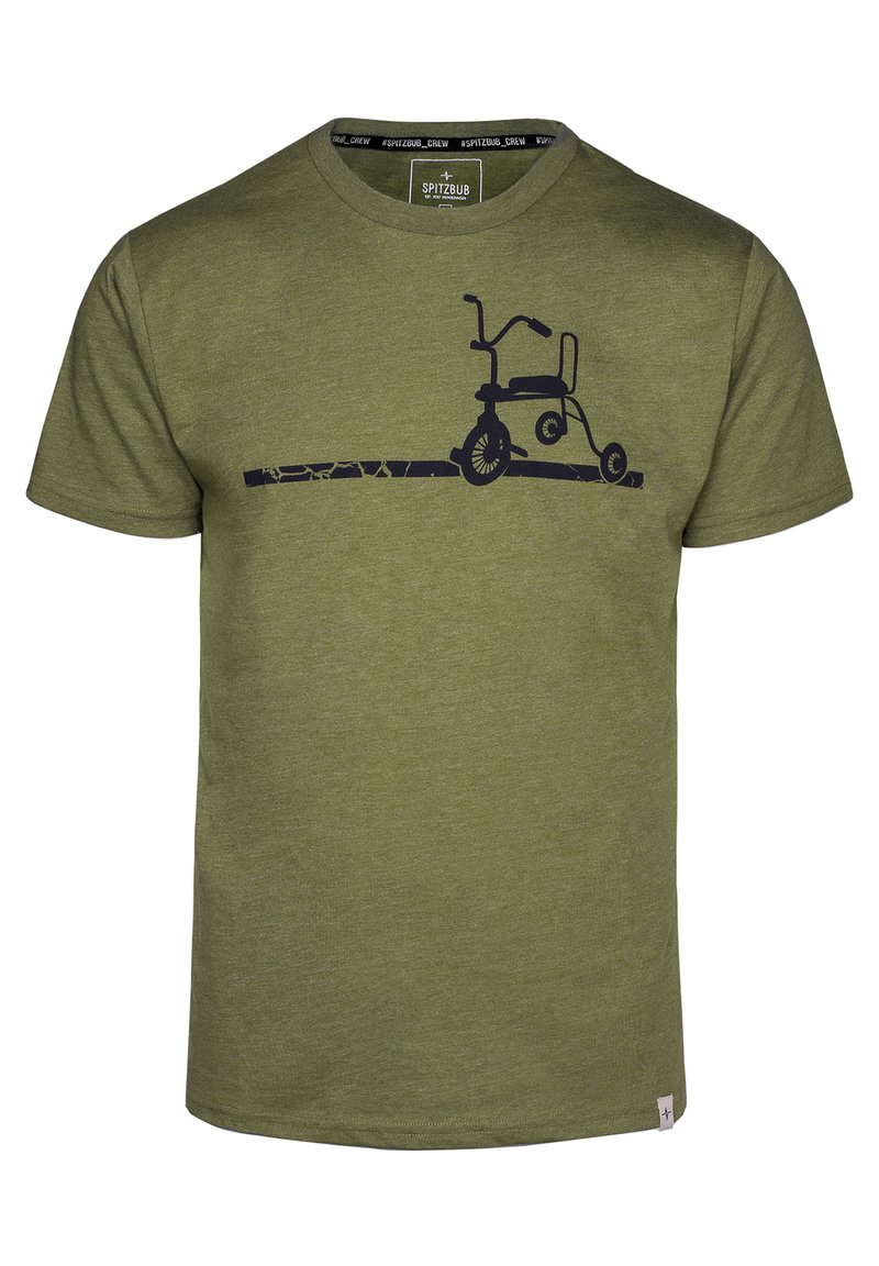 Olijfgroen katoenen t-shirt met een donkerblauwe graphic van een driewieler en een gestileerde weg. Korte mouwen en een ronde hals.