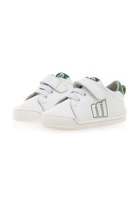 Chaussures en cuir blanc avec des accents verts, des sangles en velcro et des lacets blancs. Présentent un bout arrondi et des coutures sur les côtés.