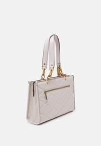 Borsa a mano trapuntata di colore grigio chiaro con doppi manici, dettagli in catena dorata e una tasca frontale con zip. Texture in pelle liscia.