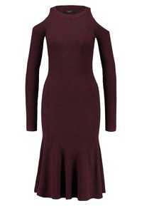 Vestido de punto acanalado burdeos con mangas largas, diseño de hombros descubiertos, cuerpo ajustado y dobladillo acampanado. Textura suave y silueta femenina.