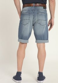 Shorts in denim blu chiaro con risvolti, design a cinque tasche e una cintura in pelle marrone. Presentano un leggero sbiadimento e dettagli di cucitura.