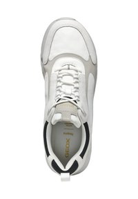 Sneaker in pelle bianca con accenti grigi, punta tonda e lacci. Presenta un motivo testurizzato e il marchio Geox sulla soletta.