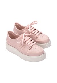 Baskets synthétiques roses avec bout rond, semelle en caoutchouc, fermeture à lacets à l'avant et perforations. Présente un accent de logo sur le côté et des détails texturés.