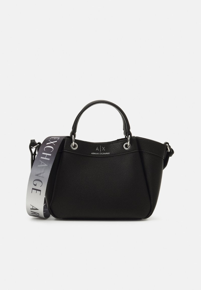 Bolso de piel negra con textura de guijarros, con asas cortas, correa desmontable, herrajes de plata y una banda con logo. Textura suave y forma estructurada.
