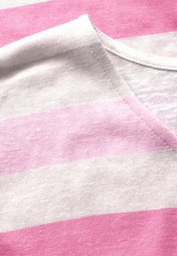 Tejido a rayas con colores alternos de rosa y blanco, que presenta una textura suave y un diseño de cuello en V. Patrón de punto visible.