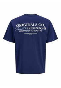 T-shirt bleu marine à manches courtes avec un texte blanc au dos indiquant « Originals Co. Artistic Expressions from Vision to Reality. »