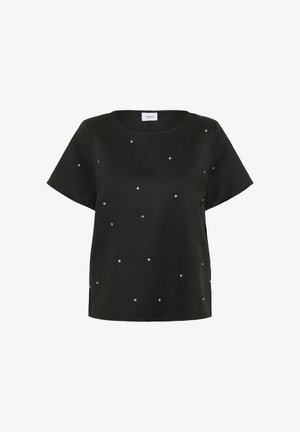 Črna kratka majica s kratkimi rokavi in okroglo izrezom, okrašena z razpršenimi srebrnimi detajli. Gladka tekstura in sproščen kroj.