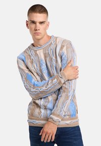 Gebreide trui met een gestructureerd ontwerp in blauw en beige tinten, ingewikkelde patronen en geribde kraag en manchetten.