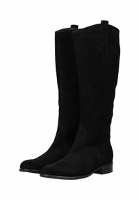 Un paio di stivali alti al ginocchio in suede nero con tacco basso e linguette di apertura nella parte superiore su uno sfondo bianco.