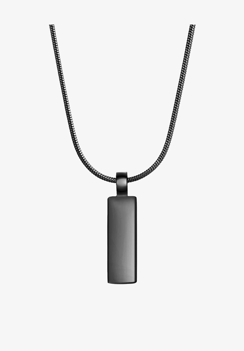 Fekete fém medál egy fonott fekete láncon, téglalap alakú, sima felületű és matt fényű.