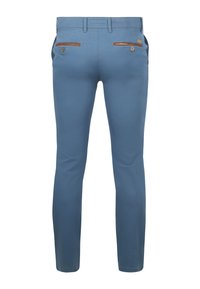 Blaue Baumwollmischungshose mit schlanker Passform, zwei Gesäßtaschen mit braunen Akzenten und einer glatten Textur.
