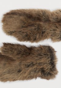 Ζευγάρι καφέ, τριχωτά γάντια με μαλακή, πυκνή υφή, τοποθετημένα επίπεδα πάνω σε λευκή επιφάνεια.