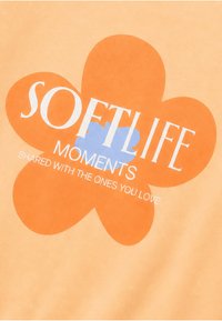 Illustration d'une fleur orange avec un centre bleu sur fond beige et texte blanc indiquant "MOMENTS DE VIE DOUCE PARTAGÉS AVEC CEUX QUE VOUS AIMEZ."