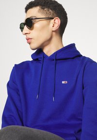 Tommy Jeans REGULAR HOODIE UNISEX - Felpa - navy voyage