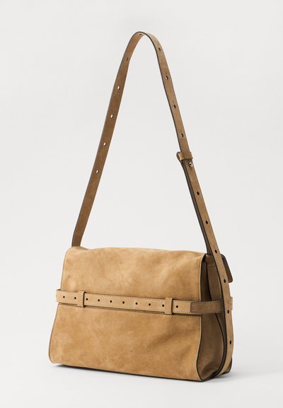 Καφέ σουέτ ώμου τσάντα με μακρύ ρυθμιζόμενο λουρί και οριζόντιο λεπτομέρεια λουριού κατά μήκος του μπροστινού καπακιού.