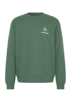 Zelená mikina s okrúhlym výstrihom a rebrovanými manžetami a lemom, s malým motívom slnka a nápisom "SUN SEEKERS" na hornej ľavej časti hrudníka.