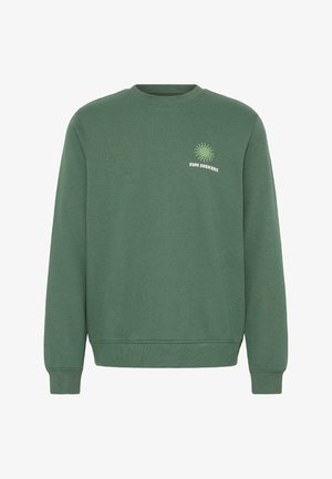 Zelená mikina s okrúhlym výstrihom a rebrovanými manžetami a lemom, s malým motívom slnka a nápisom "SUN SEEKERS" na hornej ľavej časti hrudníka.