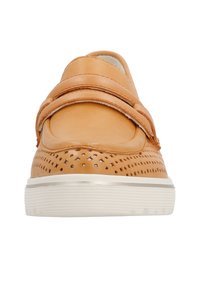 Scarpe slip-on in pelle marrone con design perforato, cintura elastica e suola in gomma bianca a contrasto. Finitura liscia e punta rotonda.