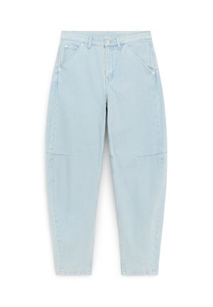 Vaaleansiniset farkut, joissa on korkea vyötärö, etutaskut, nappi- ja vetoketjusuljin, kavennetut lahkeet sekä polvien saumat.