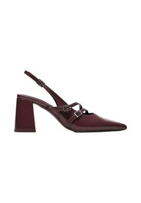Bordeauxrood leren slingback schoen met een puntige neus, blokhak en twee verstelbare bandjes met zilverkleurige hardware accenten.