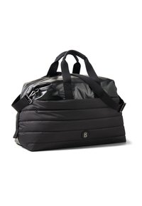 Czarna torba sportowa z pikowanym wzorem, wykonana z trwałego, błyszczącego materiału. Posiada podwójne uchwyty u góry oraz odczepiany pasek na ramię.
