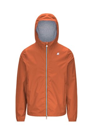 Giacca arancione con cappuccio e fodera grigia, zip frontale con nastro tricolore e un piccolo logo bianco sul petto, mostrata su sfondo bianco.