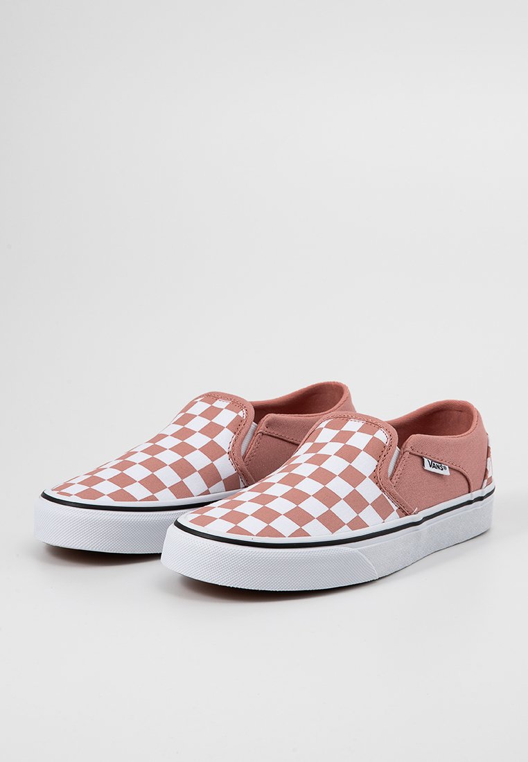 Sneakers slip-on con motivo a scacchi bianco e rosa, suole in gomma bianca e logo Vans sul lato.