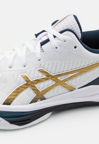 ASICS SKY ELITE - Volejbalové boty - white/pure gold