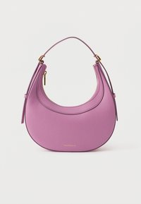 Borsa a mano in pelle viola con design curvo, manico singolo superiore e dettagli in metallo dorato. Finitura testurizzata con chiusura a zip.