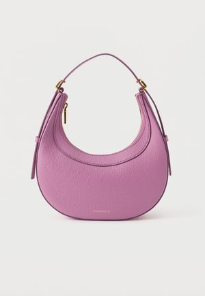 Borsa a mano in pelle viola con design curvo, manico singolo superiore e dettagli in metallo dorato. Finitura testurizzata con chiusura a zip.