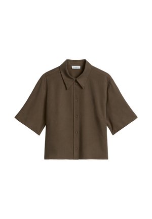 Bruine korte mouwen blouse met knopen, brede kraag, boxy pasvorm en zichtbare merklabel aan de binnenkant van de kraag.