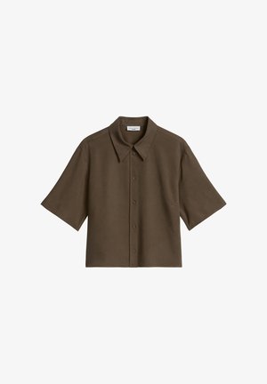Camicia marrone a maniche corte con bottoni, colletto largo, vestibilità squadrata e etichetta del marchio visibile all'interno del colletto.