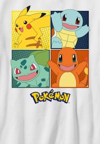Bílý tričko s čtyřmi Pokémony v čtvercových rámech: Pikachu (žlutý), Squirtle (modrý), Bulbasaur (zelený) a Charmander (oranžový) s logem.