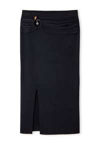 Černá sukně ke kolenům vyrobená z žebrované látky, s nařaseným pasem a dekorativním knoflíkem, a bočním rozparkem pro přidaný detail.