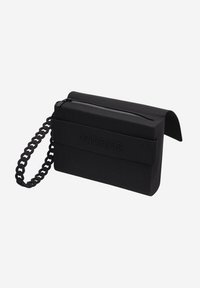 Borsa rettangolare nera realizzata in materiale testurizzato. Presenta una chiusura a zip e una tracolla a catena robusta. Intaglio del logo sul pannello frontale.