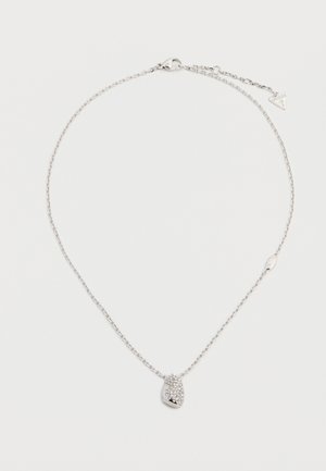 Collier chaîne en argent avec un petit pendentif en forme de goutte orné de cristaux transparents et une fermeture à mousqueton avec une chaîne réglable.