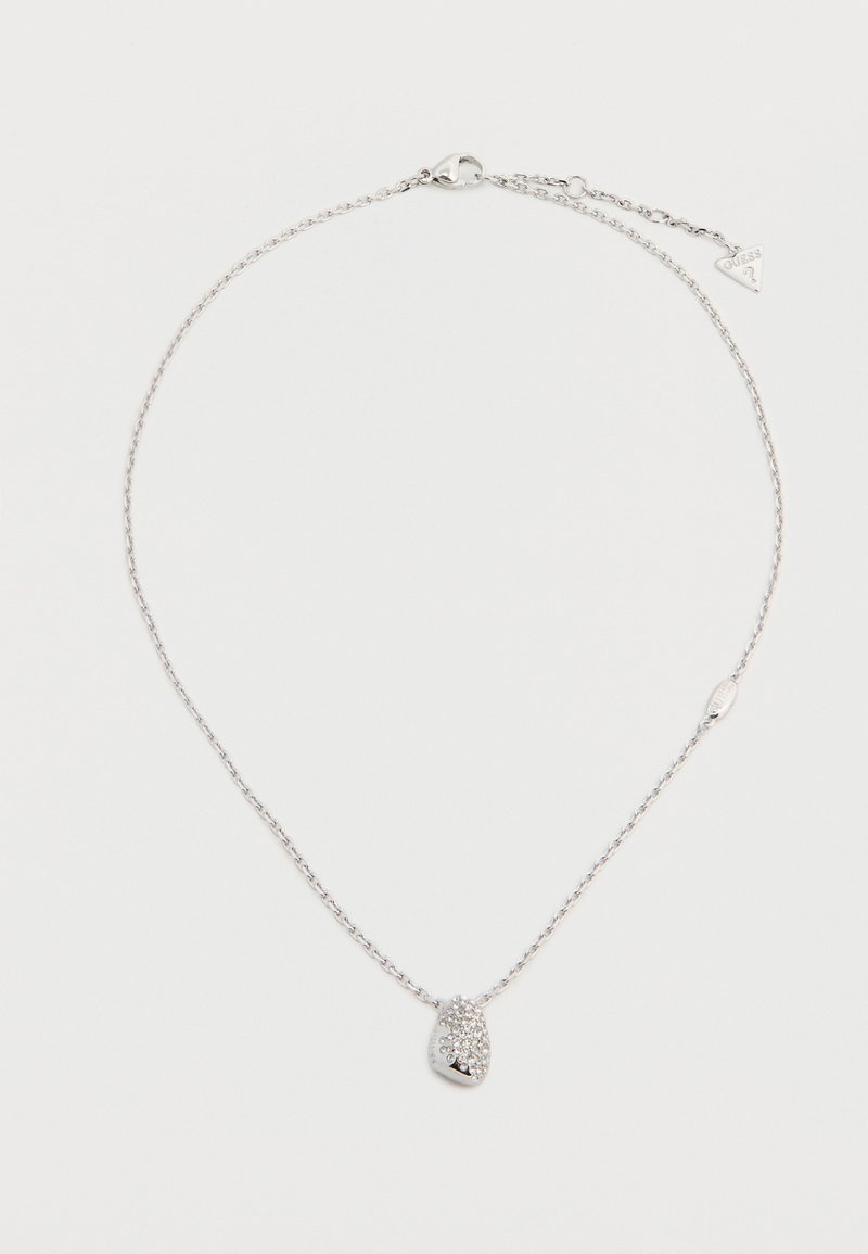 Collier chaîne en argent avec un petit pendentif en forme de goutte orné de cristaux transparents et une fermeture à mousqueton avec une chaîne réglable.